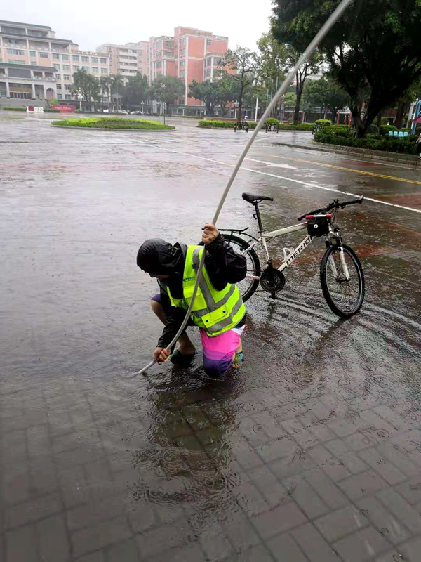 强降雨来袭！他冒雨疏通学校管道